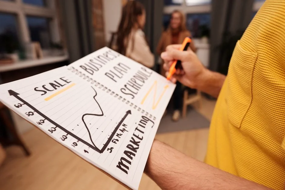 hero-img Flat lay montrant des supports de branding et des concepts de design pour des discussions sur la stratégie créative.